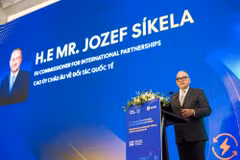El Comisario de Asociaciones Internacionales de la UE, Jozef Síkela, anuncia el paquete de inversión de 560 millones de euros para apoyar la transición energética y el desarrollo económico de Vietnam. (Foto: Vietnam+)