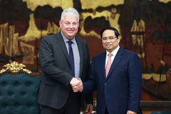 El primer ministro de Vietnam, Pham Minh Chinh, y el vicepresidente del gigante holandés de la industria de semiconductores ASML, Eduard Stiphout (Foto: VNA)