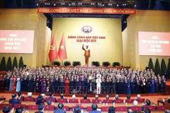 Comité Central del Partido Comunista de Vietnam del XIV mandato se presenta ante el Congreso. (Foto: VNA)