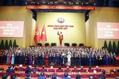 Comité Central del Partido Comunista de Vietnam del XIV mandato se presenta ante el Congreso. (Foto: VNA)