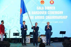 El ministro de Cultura, Deportes y Turismo de Vietnam, Nguyen Van Hung, preside el acto de traspaso del papel de anfitrión de la AMMS 9 al representante de Camboya. (Foto: VNA)