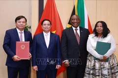 El primer ministro vietnamita, Pham Minh Chinh, y el presidente de Sudáfrica, Matamela Cyril Ramaphosa, en la ceremonia de la firma del Memorando de Entendimiento para la cooperación binacional en la agricultura. (Foto: VNA)
