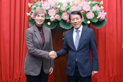 El general Luong Tam Quang, miembro del Buró Político del Partido Comunista de Vietnam (PCV) y ministro de Seguridad Pública, y Josephine Teo, ministra de Desarrollo Digital e Información de Singapur (Foto: VNA)