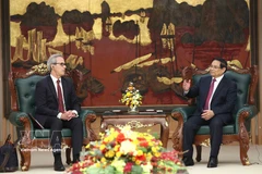 El primer ministro de Vietnam, Pham Minh Chinh, recibe a la delegación de inspección de la Comisión Europea (CE), encabezada por Fernando Andresen Guimaraes, director de Gobernanza Internacional de los Océanos y Pesca Sostenible de la CE (Foto: VNA)