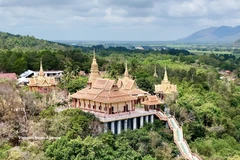 La pagoda es un punto de encuentro cultural y espiritual que atrae a visitantes que llegan a An Giang. Foto: VNA