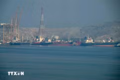 Petrolero en la terminal de contenedores de Khor Fakkan, un puerto de aguas profundas frente a la ciudad de Sharjah, Emiratos Árabes Unidos, a lo largo del estrecho de Ormuz. (Foto: philstar.com/VNA)