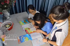 Colaboradores sociales apoyan al menor en sus estudios y actividades diarias en el refugio del modelo Bo Cong Anh, en Ciudad Ho Chi Minh. (Foto: VNA)