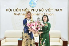 La vicepresidenta del Comité Central del Frente de la Patria de Vietnam y presidenta de la Unión de Mujeres, Nguyen Thi Tuyen, y la representante de UNICEF en Vietnam, Silvia Danailov. (Foto: VNA)