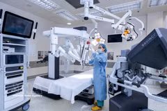 El Hospital FV, en Ciudad Ho Chi Minh, se equipa con el robot quirúrgico Da Vinci Xi, la generación de robótica para cirugía más avanzada del mundo. (Foto: VNA)