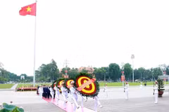 Dirigentes de Vietnam rinden homenaje al Presidente Ho Chi Minh en su mausoleo. (Foto: VNA)