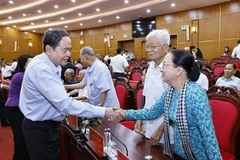 El presidente de la Asamblea Nacional de Vietnam, Tran Thanh Man, se reúne con exdirigentes del país, de la ciudad sureña de Can Tho y de la Región Militar 9. (Foto: VNA)