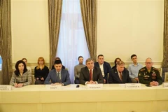 El subjefe del Comité de Relaciones Exteriores de San Petersburgo, Vyacheslav Kalganov, (centro) en el seminario. (Foto: VNA)