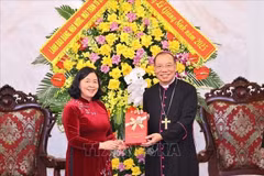La miembro del Buró Político del Partido Comunista de Vietnam (PCV), secretaria de su Comité Central y presidenta del Frente de la Patria de Vietnam (FPV), Bui Thi Minh Hoai, extiende saludos navideños a la Arquidiócesis de Hanoi y al Comité de Unidad de Católicos Vietnamitas. (Foto: VNA)