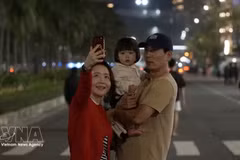 Una familia de turistas coreanos posa para una foto en la ciudad costera de Da Nang. (Foto: VNA)