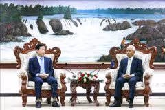 El subjefe de la Comisión de Propaganda, Educación y Movilización de Masas del Comité Central del Partido Comunista de Vietnam Trieu Tai Vinh (izquierda) y el secretario del Comité Central del Partido Popular Revolucionario de Laos y jefe de su Departamento de Propaganda y Entrenamiento, Khamphanh Pheuyavong. (Foto: VNA)