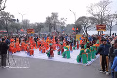 El festival de Ajedrez humano en la Plaza capitalina Dong Kinh Nghia Thuc. (Foto: VNA)