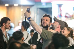 Extranjeros disfrutan la vibrante llegada de 2026 en la capital vietnamita (Foto: VNA)