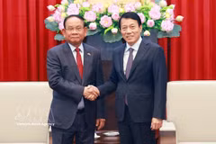 El miembro del Buró Político y ministro de Seguridad Pública de Vietnam, general Luong Tam Quang, recibe a Santibindit Chan Ean, secretario de Estado del Ministerio del Interior de Camboya. (Foto: VNA)