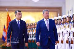 El primer ministro de Vietnam, Le Minh Hung, preside la ceremonia de bienvenida oficial en honor a su homólogo de Camboya, Samdech Moha Borvor Thipadei Hun Manet. (Foto: VNA)
