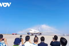 El vuelo fue recibido con la ceremonia del arco de agua al aterrizar en el Aeropuerto de Cam Ranh. Foto: VOV
