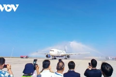 El vuelo fue recibido con la ceremonia del arco de agua al aterrizar en el Aeropuerto de Cam Ranh. Foto: VOV