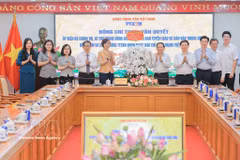 El miembro del Buró Político, secretario del Comité Central del Partido Comunista de Vietnam y jefe de su Comisión de Propaganda, Educación y Movilización de Masas, Trinh Van Quyet, felicita a la VNA. (Foto: VNA) 