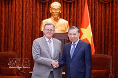 El secretario general del Partido Comunista y presidente de Vietnam, To Lam, recibe al vicepresidente del Parlamento alemán, Bodo Ramelow. (Foto: VNA)