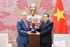 El presidente de la Asamblea Nacional de Vietnam, Tran Thanh Man, recibe al embajador de Canadá en Hanoi, Jim Nickel. (Foto: VNA)
