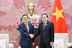 El presidente de la Asamblea Nacional de Vietnam, Tran Thanh Man, recibe al embajador surcoreano Choi Young Sam. (Foto: VNA)