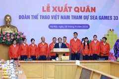 El primer ministro de Vietnam, Pham Minh Chinh, con representantes de la delegación nacional que participa en los SEA Games 33. (Foto: VNA)