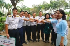 Programa de plantación de árboles impulsa el movimiento verde en islas vietnamitas (Foto: HANE)