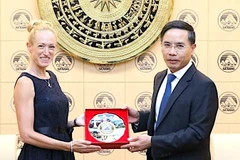 El presidente del Comité Popular de la ciudad de Da Nang, Pham Duc An (derecha), recibe y obsequia regalo de cortesía a la nueva Cónsul General de Italia en Ciudad Ho Chi Minh, Alessandra Tognonato, con motivo de su visita a la ciudad. (Foto: Vietnam+)