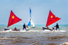 Una serie de actividades deportivas acuáticas como vela, flyboard, remo en SUP y motos de agua a lo largo de la playa del parque Thuy Van reunieron a casi 100 atletas profesionales para competir y realizar exhibiciones. Foto: VNA