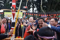 El viceprimer ministro Mai Van Chinh participa en el evento “Colores de Primavera en toda la Nación”. (Foto: VNA)