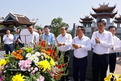 El presidente de la Asamblea Nacional (AN), Tran Thanh Man, ofreció hoy flores e incienso en homenaje al Pesidente Ho Chi Minh en el Templo Chung Son y en el Sitio Nacional de Reliquia Especial de Kim Lien, en la provincia central de Nghe An. (Foto: VNA)
