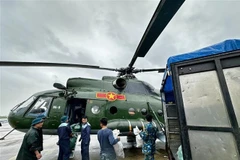 La ayuda de emergencia se carga en un helicóptero para ser enviada a los residentes aislados por las inundaciones. (Foto: VNA)