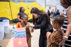 Le Thi Bich Tran, esposa del primer ministro de Vietnam, Pham Minh Chinh, visita la comunidad sudafricana de Tsakane. (Foto: VNA)