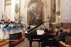 El Coro Que Huong (Patria) en el 28.º Festival Internacional de Coros de París. (Foto: VNA)