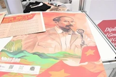 En el espacio expositivo conjunto de Granma y Nhan Dan, se presentan al público numerosas publicaciones sobre la historia de Vietnam y el presidente Ho Chi Minh. (Foto: VNA)
