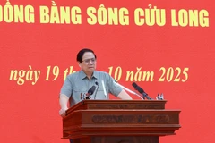 El primer ministro Pham Minh Chinh preside una conferencia sobre el progreso de los proyectos de autopistas en la región del Delta del Mekong. (Foto: VNA)