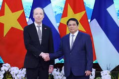 El primer ministro de Vietnam, Pham Minh Chinh, se reúne con el presidente del Parlamento de Finlandia, Jussi Halla-aho, en Hanoi. (Foto: VNA)