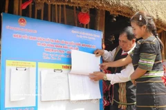 Listas de votantes y candidatos son exhibidas públicamente en las casas comunales de las aldeas de la provincia de Quang Ngai para que la población pueda consultarlas. Foto: VNA