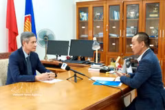 El embajador de Vietnam en Camboya, Nguyen Minh Vu, (izquierda) en entrevista con corresponsal de la VNA. (Foto: VNA)