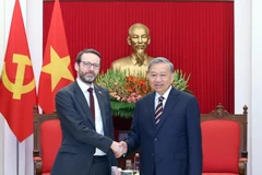 El secretario general del Partido Comunista de Vietnam, To Lam, recibie al embajador del Reino Unido en el país, Iain Frew. (Foto: VNA)
