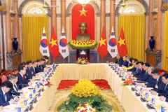 El secretario general del Partido Comunista y presidente de Vietnam, To Lam, y el presidente de Corea del Sur, Lee Jae Myung, en la conversación oficial en Hanoi. (Foto: VNA)