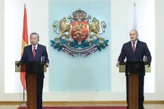 El secretario general del Partido Comunista de Vietnam, To Lam, y el presidente de Bulgaria, Rumen Radev, durante una rueda de prensa realizada tras sus conversaciones en Sofía. (Foto: VNA)