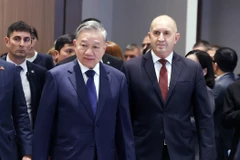 El secretario general del Partido Comunista de Vietnam, To Lam, y el presidente de Bulgaria, Rumen Radev, asisten al Foro Empresarial Vietnam–Bulgaria. (Foto: VNA)