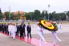 El presidente de Sudáfrica, Matamela Cyril Ramaphosa, y su delegación rinden homenaje al Presidente Ho Chi Minh en su Mausoleo en Hanoi. (Foto: VNA)