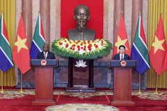 El presidente de Vietnam, Luong Cuong, y su homólogo sudafricano, Matamela Cyril Ramaphosa, acuerdan impulsar una nueva fase de cooperación bilateral más profunda y efectiva. (Foto: VNA)