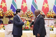 Luong Cuong recibie con un banquete al presidente Cyril Ramaphosa durante su visita de Estado. (Foto: VNA)